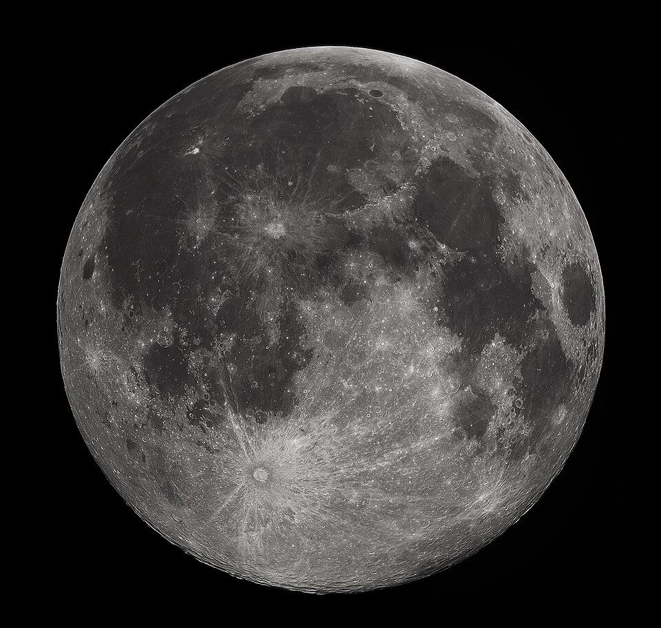 A Lua cheia vista da Terra, com os mares escuros e as crateras do lado visível